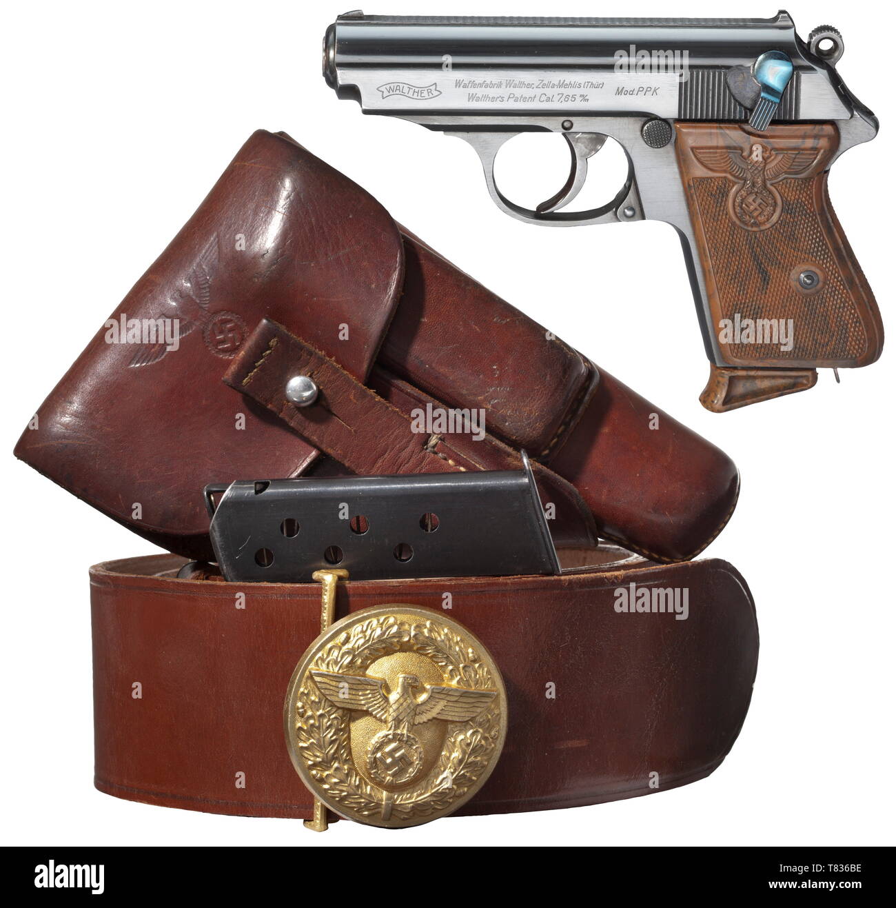 Un Walther PPK ZM, PL - 'Ehrenwaffe des politischen Leiters', avec étui et courroie PL Circa 1939, cal. 7,65 mm, no. 207393K ('K' ci-dessous S/N), les numéros correspondants. Alésage lumineux. La preuve de la couronne marque/N. Inscription Standard. Original, complet et très poli avec un minimum de trace d'utiliser l'avant de glisser. Les petites pièces bleui récemment. Tacheté de brun d'origine poignée en plastique avec grande partie blanche des deux côtés. Crack de cheveux sur le dos et dans le coin supérieur droit. Magazine correct avec l'extension. Near Mint condition. Avec un peu d'origine utilisés début des Additional-Rights Clearance-Info-Tas,-Not-Available Banque D'Images