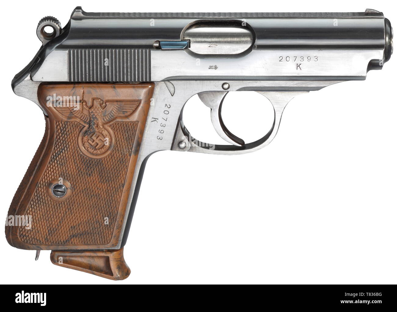 Un Walther PPK ZM, PL - 'Ehrenwaffe des politischen Leiters', avec étui et courroie PL Circa 1939, cal. 7,65 mm, no. 207393K ('K' ci-dessous S/N), les numéros correspondants. Alésage lumineux. La preuve de la couronne marque/N. Inscription Standard. Original, complet et très poli avec un minimum de trace d'utiliser l'avant de glisser. Les petites pièces bleui récemment. Tacheté de brun d'origine poignée en plastique avec grande partie blanche des deux côtés. Crack de cheveux sur le dos et dans le coin supérieur droit. Magazine correct avec l'extension. Near Mint condition. Avec un peu d'origine utilisés début des Additional-Rights Clearance-Info-Tas,-Not-Available Banque D'Images