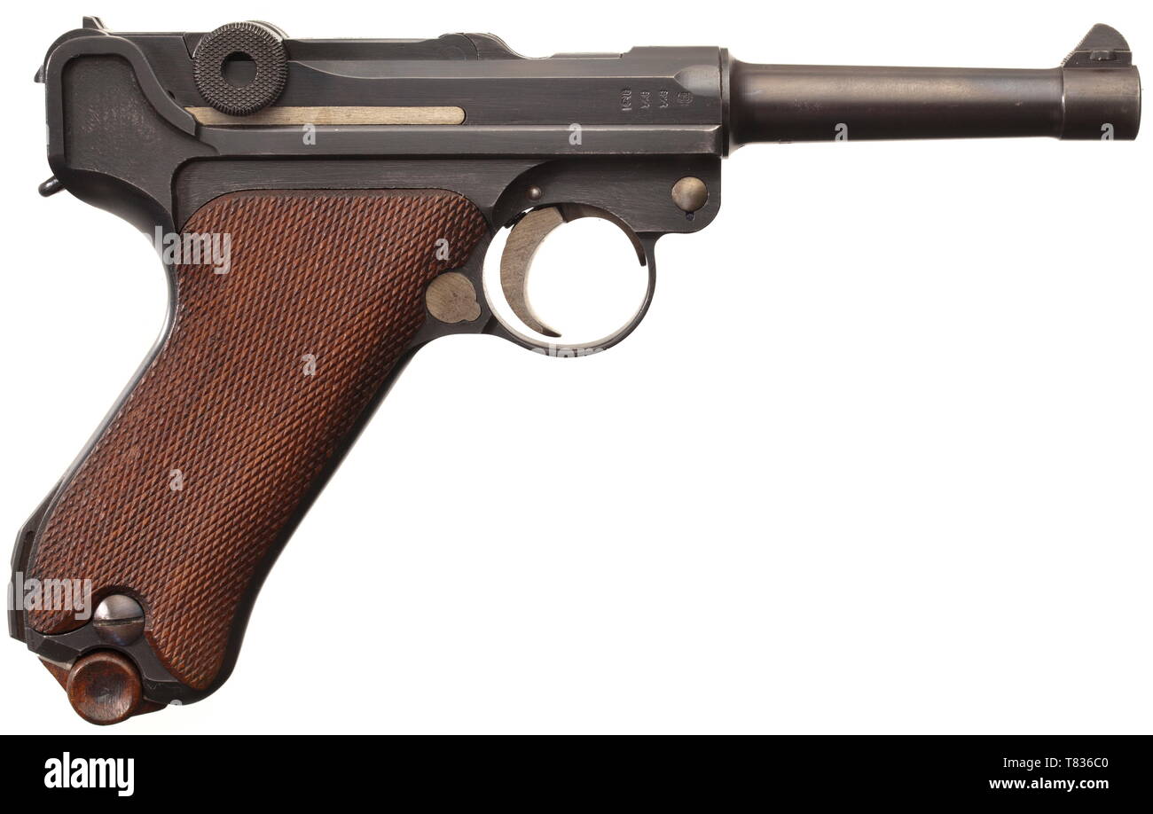 Un pistolet 08 DWM 1918, avec étui Cal. 9 mm parabellum, no 1233e. Les numéros correspondants y compris percuteur poignée et panneaux. Alésage comme un miroir. Différentes marques d'acceptation impériale. Original, complet avec un minimum de bleuissement brossé trace de l'utilisation sur la plaque de déclenchement. Les petites et les pièces de fonctionnement complètement jaune et bleu. Poignée en hêtre panneaux. Impeccable, feuilles de métal nickelé magazine, le numéro correspondant à 1233e. Un modèle de collection dans presque intacte la menthe état général. Vient avec un étui brun foncé fait de peau de vache en presque aussi mint cond, Additional-Rights Clearance-Info-Not-Available- Banque D'Images