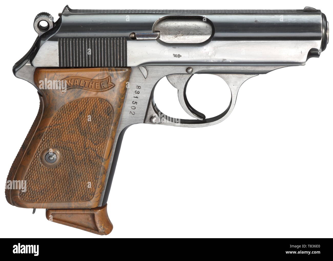 Un Walther PPK ZM, PL - 'Ehrenwaffe des politischen Leiters', avec étui et courroie PL Circa 1935, cal. 7,65 mm, no. 831502. Alésage lumineux. La preuve de la couronne marque/N. 90à' la sécurité. Sur la gauche de la diapositive inscription standard diminuée et déplacé vers la gauche, sur le côté droit (Reichszeugmeisterei RZM) logo. Très original finition polie avec des traces d'utilisation sur la diapositive. Les petites pièces bleu. Poignée en plastique brun tacheté de bord. Magazine correct avec extension précoce. Presque parfait état. Complet avec étui cuir usé sans section magazine et sans Additional-Rights Clearance-Info,--Not-Available Banque D'Images