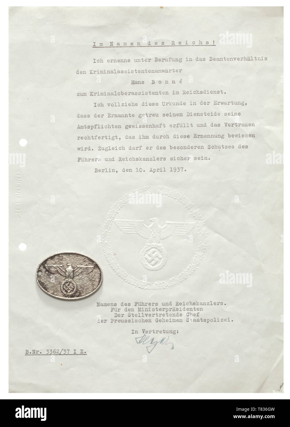 Reinhard Heydrich (1904 - 1942) - la signature d'un certificat de nomination et l'insigne de la Gestapo. Feuille double avec une page dactylographiée, estampé avec une police blanche, plié, perforé. La nomination de Hans Bonné Kriminaloberassistent le 10 avril 1937, signé à l'encre 'Heydrich'. Des signes de vieillissement. Aussi un badge de la Gestapo, no. '2588', maillechort, l'avers avec eagle national en relief, l'arrière avec l'inscription et numéro gravé. Des signes d'usure et l'âge. Taille 51 x 37 mm. Reinhard Heydrich a joué un rôle majeur dans l'élimination de la dirigeants SA (Röhm) et l'ont alors une Editorial-Use, seule Banque D'Images