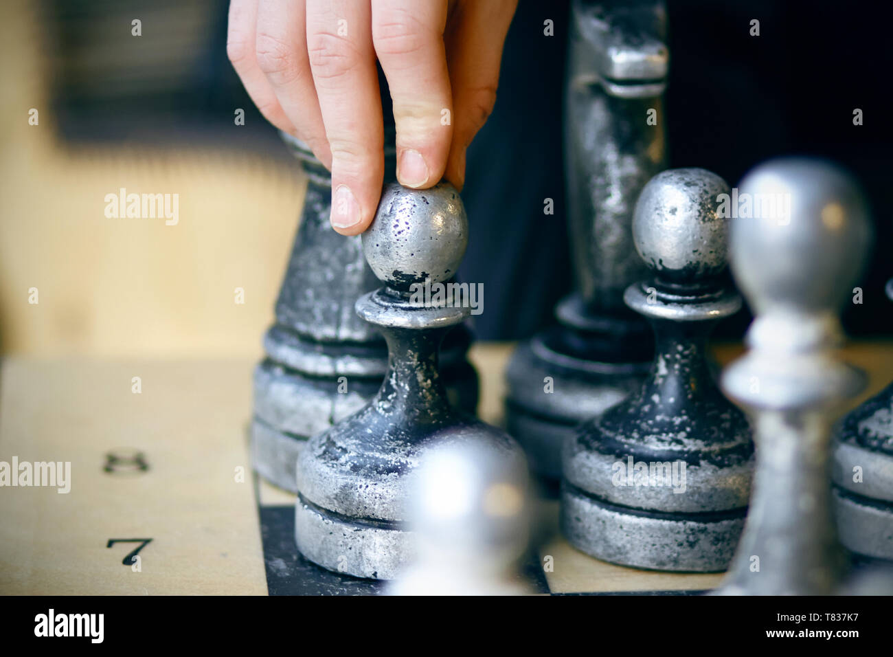 Sur la carte il y a des vieux grand shabby pièces des échecs et le joueur prend une décision difficile Banque D'Images