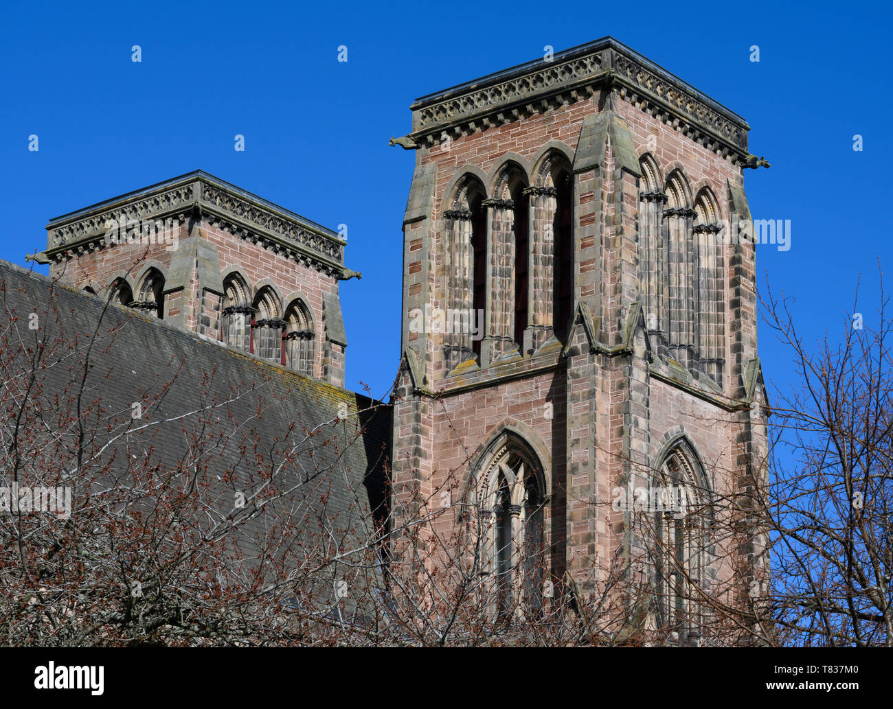 Tours jumelles de la cathédrale de l'église de St Andrew, Inverness, Highland, Scotland UK Banque D'Images