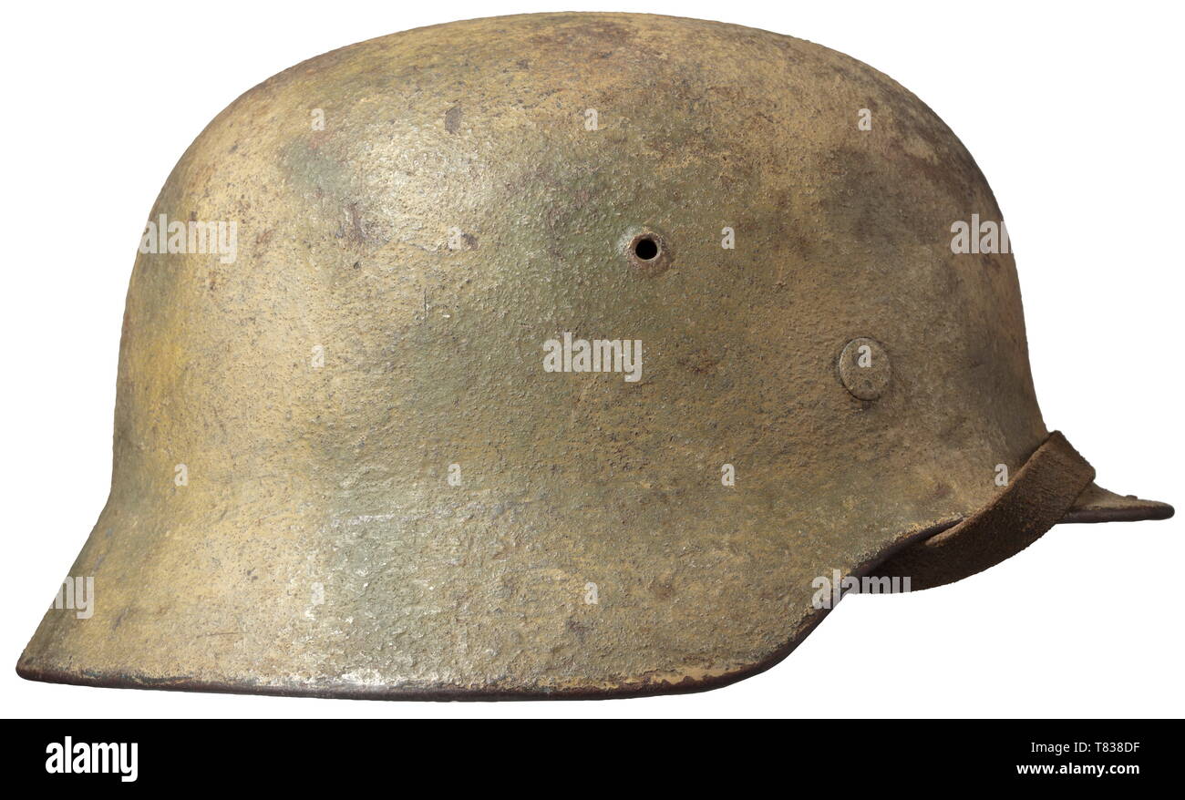 Un casque d'acier M 35 avec crâne acier camouflage complet avec paroi interne et mentonnière, le casque avec zimmerit-comme umpftarn «» (Marsh) camouflage. Très rare type de camouflage. Une belle, sans casque d'acier avec camouflage contemporain incontestablement historique., historique, armée, les armées, les forces armées, militaire, militaria, 20e siècle, Editorial-Use-seulement Banque D'Images