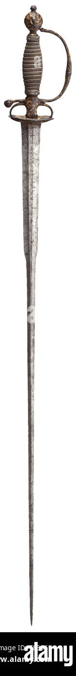 Un petit français doré ciselé et-épée, vers 1750 Colichemarde de lame section de diamants, les deux côtés de l'élargissement de la base de la lame gravée avec des ornements, des figures et l'inscription 'Bon Voyage'. Garde de fer ciselé richement en relief avec des faisceaux de trophée au milieu de fleurs de défilement sur une base mate doré. Fil d'argent d'origine poignée avec têtes de Turc. Avec dorure patiné bien conservé. Longueur 99 cm., historique, historique, épée épées, armes, armes, armes, combats, bras, l'appareil militaire, militaria, objet, objets, alambics, clipping, coupures, , Additional-Rights Clearance-Info-Not-Available- Banque D'Images