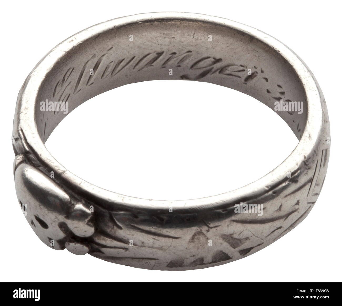 Un SS ring d'honneur sur mesure par le bijoutier Gahr à Munich, soudées  sous la tête de mort appliquée séparément, la surface intérieure avec  dévouement gravé 'S.lb. Ellwanger 30.VI.34 H. Himmler". Poids