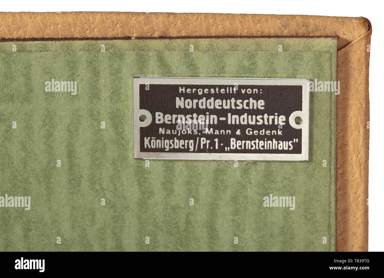 Adolf Hitler - 'Mein Kampf' - Königsberg édition ambre deux volumes en un seul volume, édition presse centrale du NSDAP - Franz Eher Nachf, Munich 1934, ca. Supplément de 720 pages et un placard. Edition de luxe avec ambre et dalles placées irrégulièrement raccords d'argent et une partie de l'aigle national en relief avec des ailes au-dessus d'une croix gammée étendue avec couronne de feuille de chêne entre l'inscription 'Adolf Hitler' et 'Mein Kampf' en allemand (avec '800' et '925' finesse marques), les coins arrondis avec des clous décoratifs. L'intérieur du couvercle avec un métal marque Cialis 'vo, Editorial-Use-seulement Banque D'Images