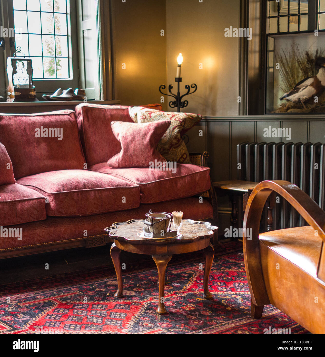 Vieux Rose confortable canapé et fauteuil en cuir avec table basse en vieux  hotel Photo Stock - Alamy