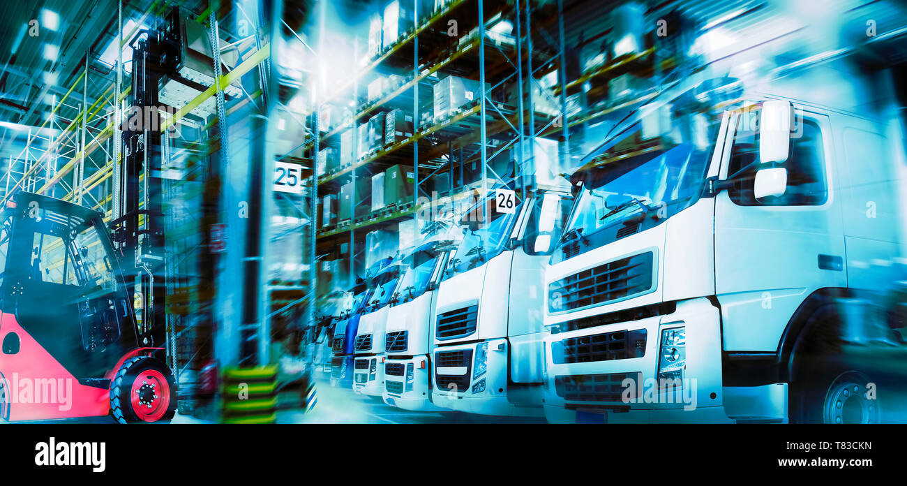 La logistique dans les transports modernes avec entrepôt, camions et chariots élévateurs Banque D'Images