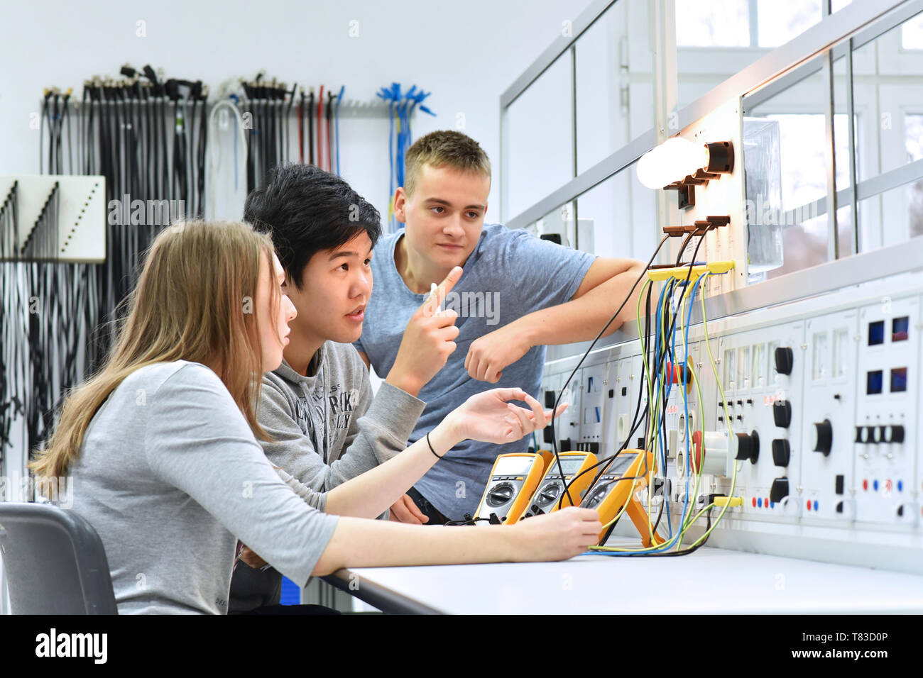 Groupe de jeunes étudiants de l'enseignement et de la formation pour l'électronique Banque D'Images