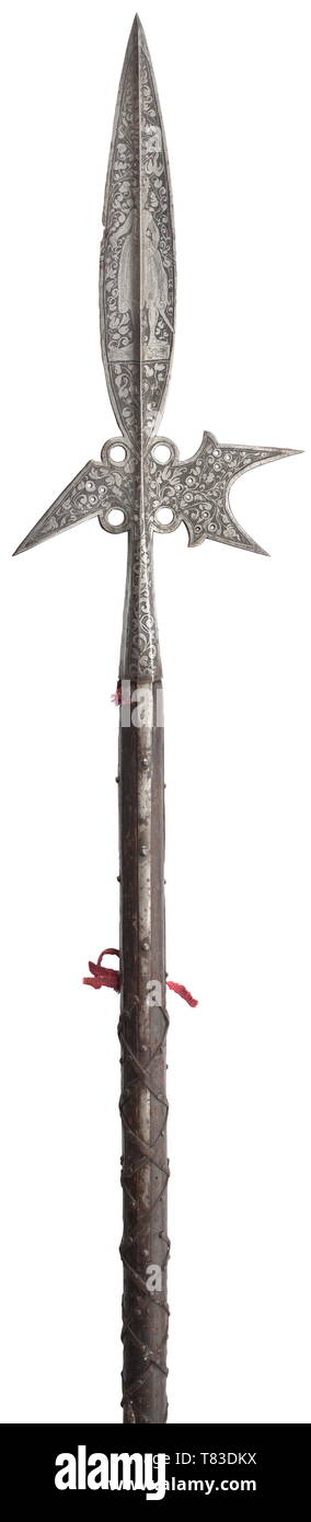 Une splendide hallebarde allemande vers 1580. Spike large avec centrale, concave de la lame de hache et fluke avec plusieurs perforations, effilé, douille conique à facettes avec quatre longues courroies latérales. Un bord de l'épi des brèches. La lame de la hallebarde avec gravures noir profuse d'un mâle et femelle figure dans une tenue contemporaine entre défilement complexes sur les feuilles au sol en pointillés. L'arbre original avec des restes de tissu et de glands en cuir d'origine rétractable fixé par des clous. Service manquant. Longueur 231 cm., historique, historique, arme, arme pôle-Additional-Rights Clearance-Info-Not-Available Banque D'Images