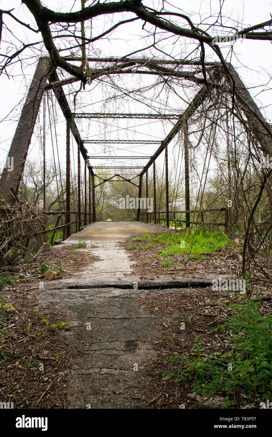 Vieux Pont en treillis abandonné dans le nord de San Antonio, Texas Banque D'Images