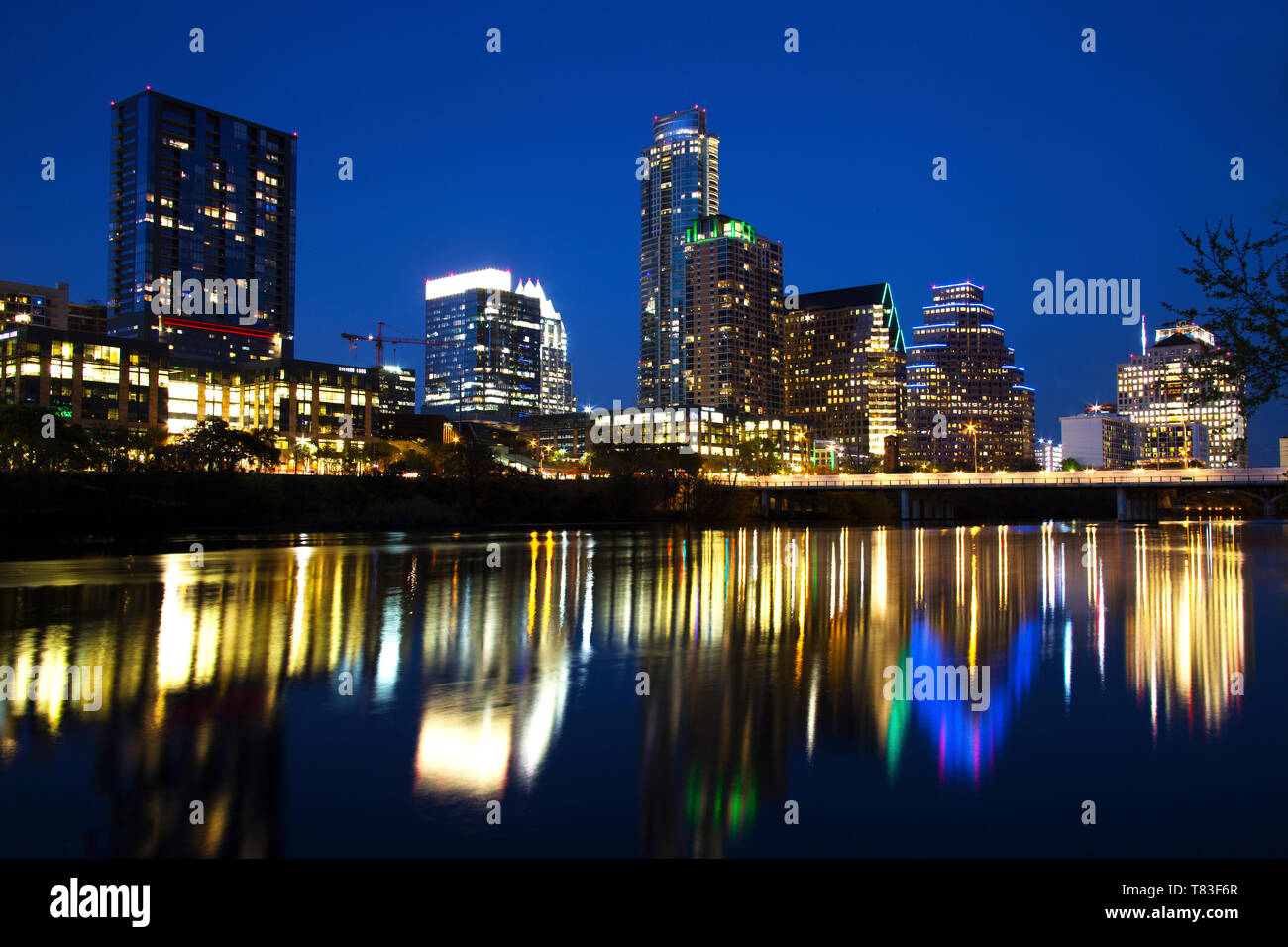 Austin Skyline reflète dans la rivière, à Austin, Texas Banque D'Images