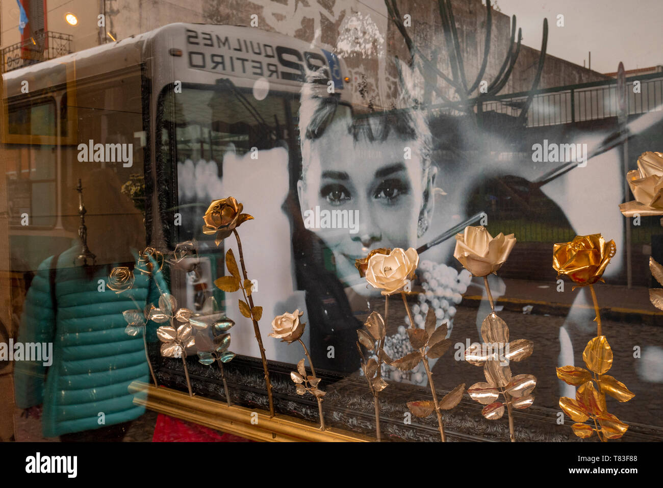 Fenêtre de l'orfèvre Juan Carlos Pallarols avec les roses réalisé en or et argent avec un portrait de l'actrice Hepburn Banque D'Images