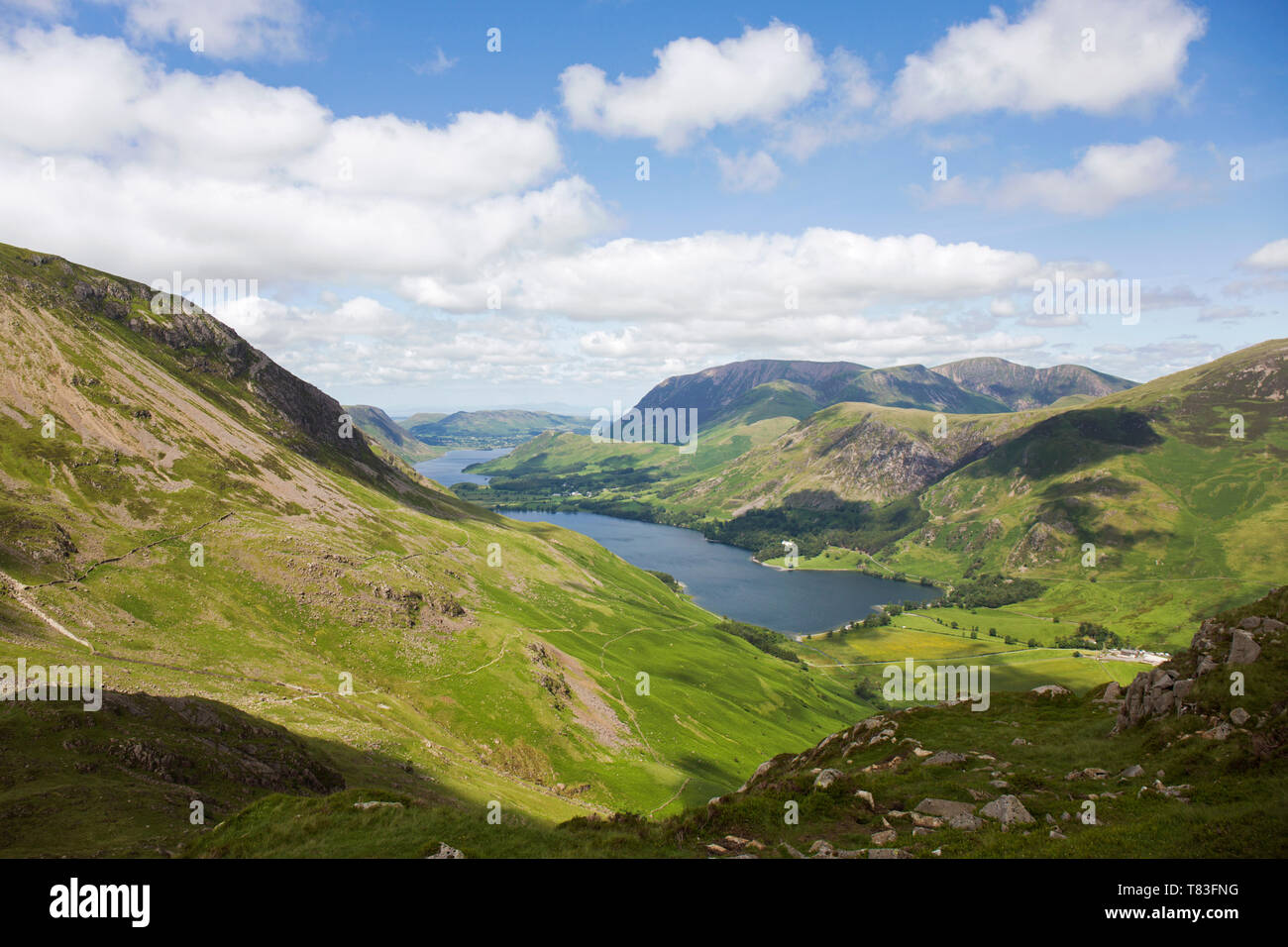 Parc National de Lake District, Cumbria, Angleterre. Vue sur la lande et lointain de Crummock Water les pentes ouest des meules. Banque D'Images