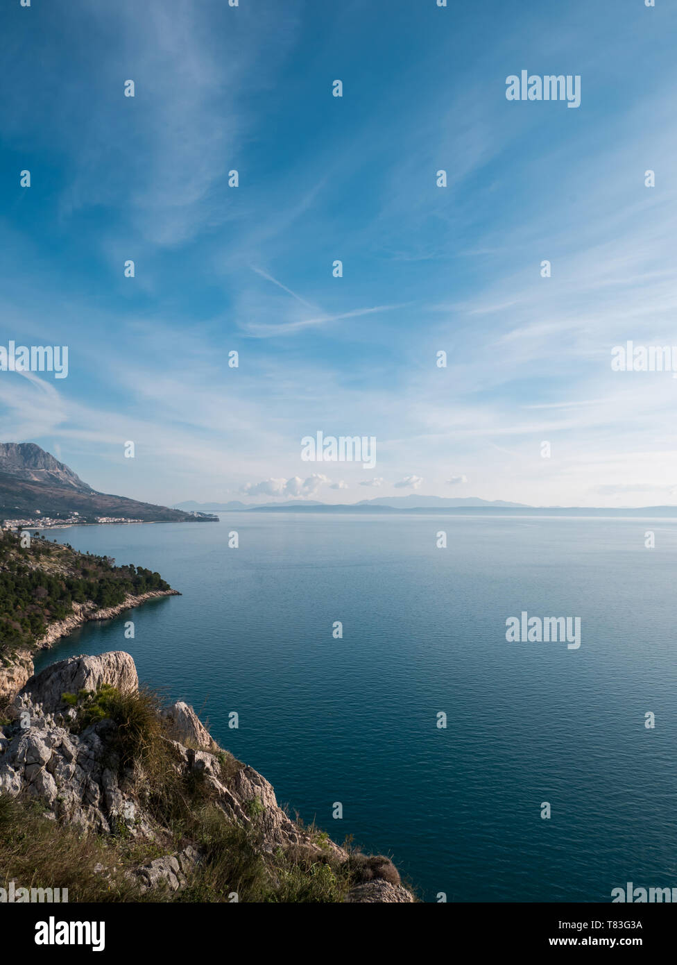 La mer bleue et calme paysage littoral rocheux sur la côte de Makarska en Croatie Banque D'Images