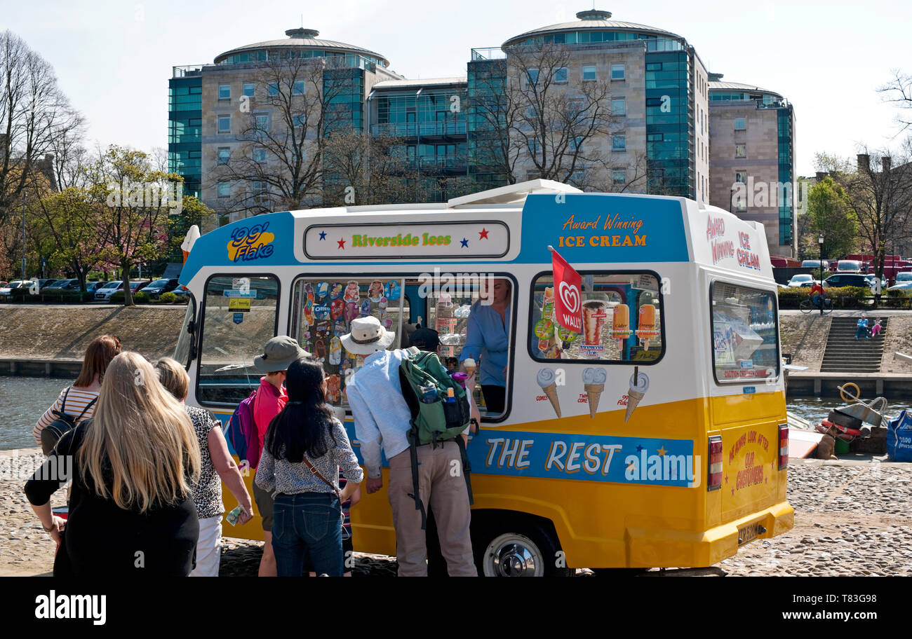 Les gens font la queue pour des glaces à partir d'un ice cream van traditionnelle sur une journée ensoleillée York North Yorkshire England UK Royaume-Uni GB Grande Bretagne Banque D'Images