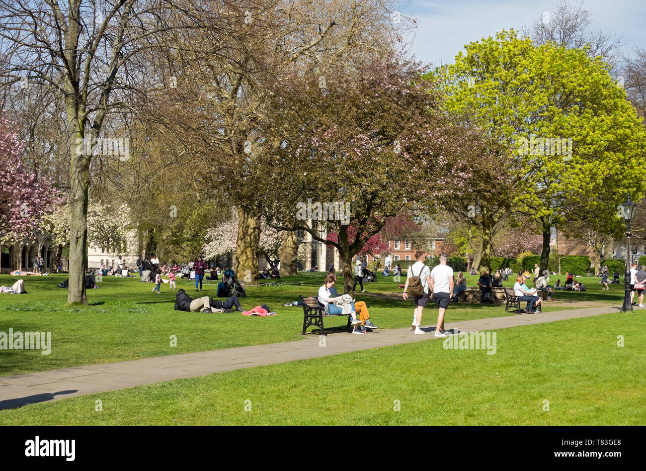 Personnes visiteurs touristes se relaxant à Deans Park dans le centre-ville de printemps York North Yorkshire Angleterre Royaume-Uni GB Grande-Bretagne Banque D'Images