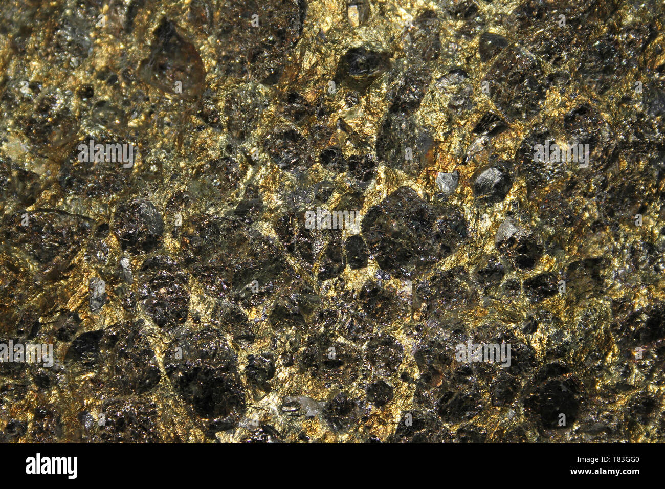 La chalcopyrite un sulfure de fer cuivre minéral et cristaux de pyrite Banque D'Images