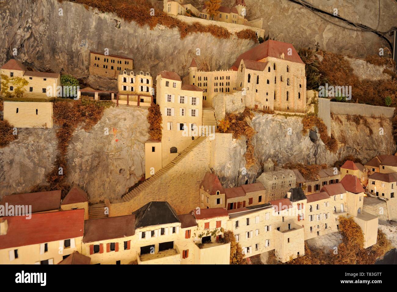 France, Lot, Haut Quercy, Rocamadour, ville religieuse médiévale avec ses sanctuaires et étape du chemin de Saint Jacques de Compostelle, Notre Dame de Rocamadour sanctuaire, le sanctuaire de modèle Banque D'Images