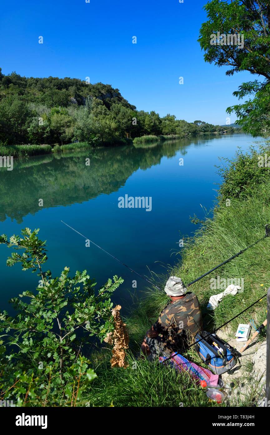 France, Alpes de Haute Provence, Parc Naturel Régional du Verdon (Parc Naturel Régional du Verdon, Gréoux les Bains, la pêche à la truite sur les rives de la rivière Verdon Banque D'Images