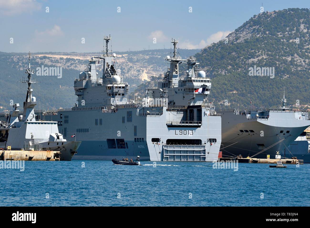 La France, Var, Toulon, la base navale (Arsenal), Mistral (L9013) navire de  tête de l'assaut amphibie, un type de porte-hélicoptères, de la Marine  française Photo Stock - Alamy
