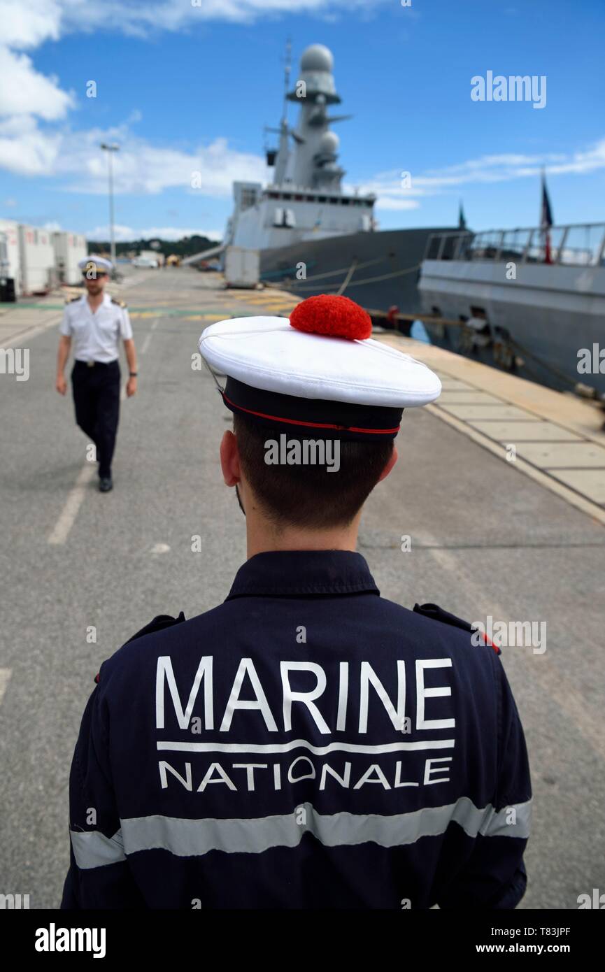 La France, Var, Toulon, la base navale (Arsenal), marin de la marine française avec son [http://www.tegamibachi.com/tegami bachi bonnet marin (cap) surmontée d'un pom pom Banque D'Images