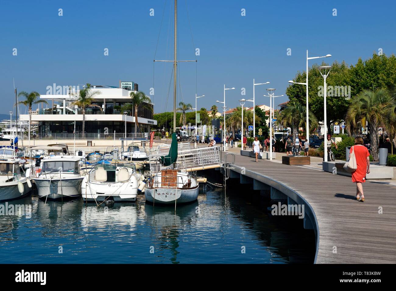 La France, Var, Saint Raphael, le vieux port et le marché des pêcheurs dans le bâtiment moderne à l'arrière-plan Banque D'Images