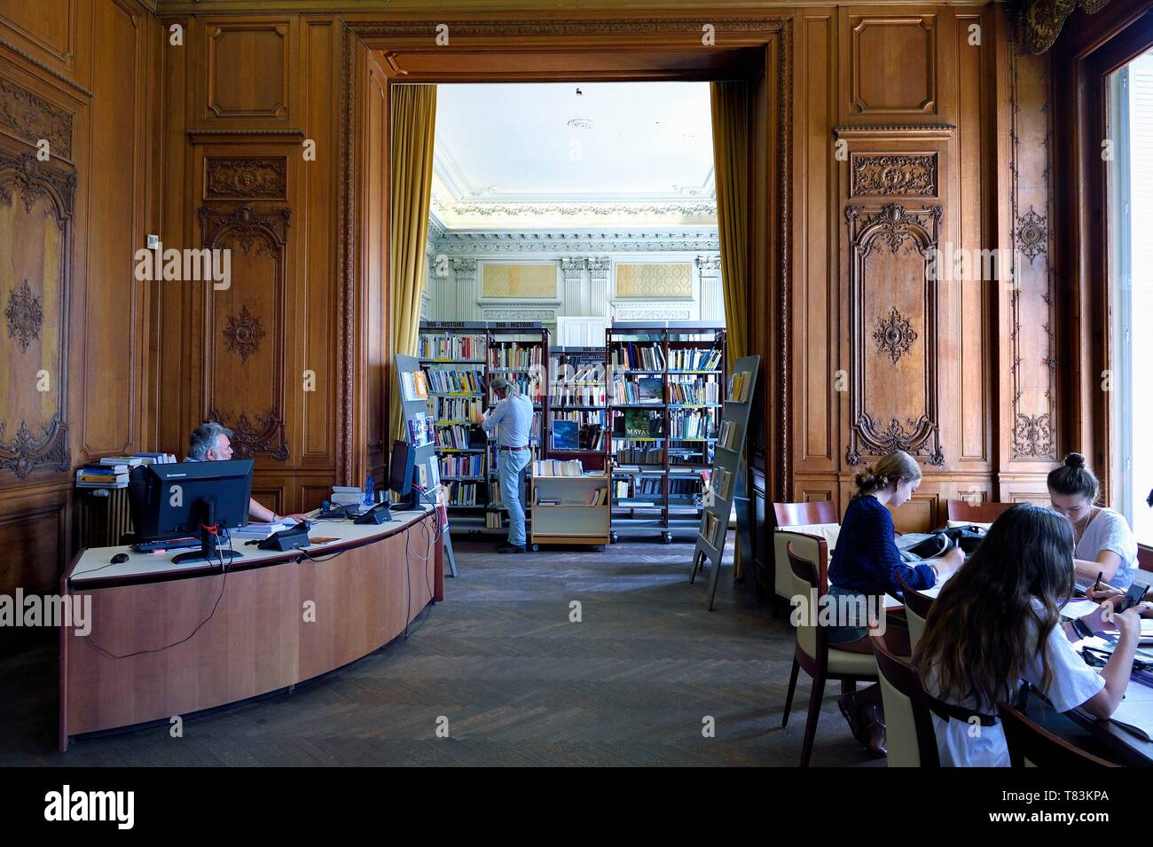 France, Alpes Maritimes, Cannes, Noailles bibliothèque multimédia dans  l'ancienne salle de bal, Villa Rothschild Photo Stock - Alamy