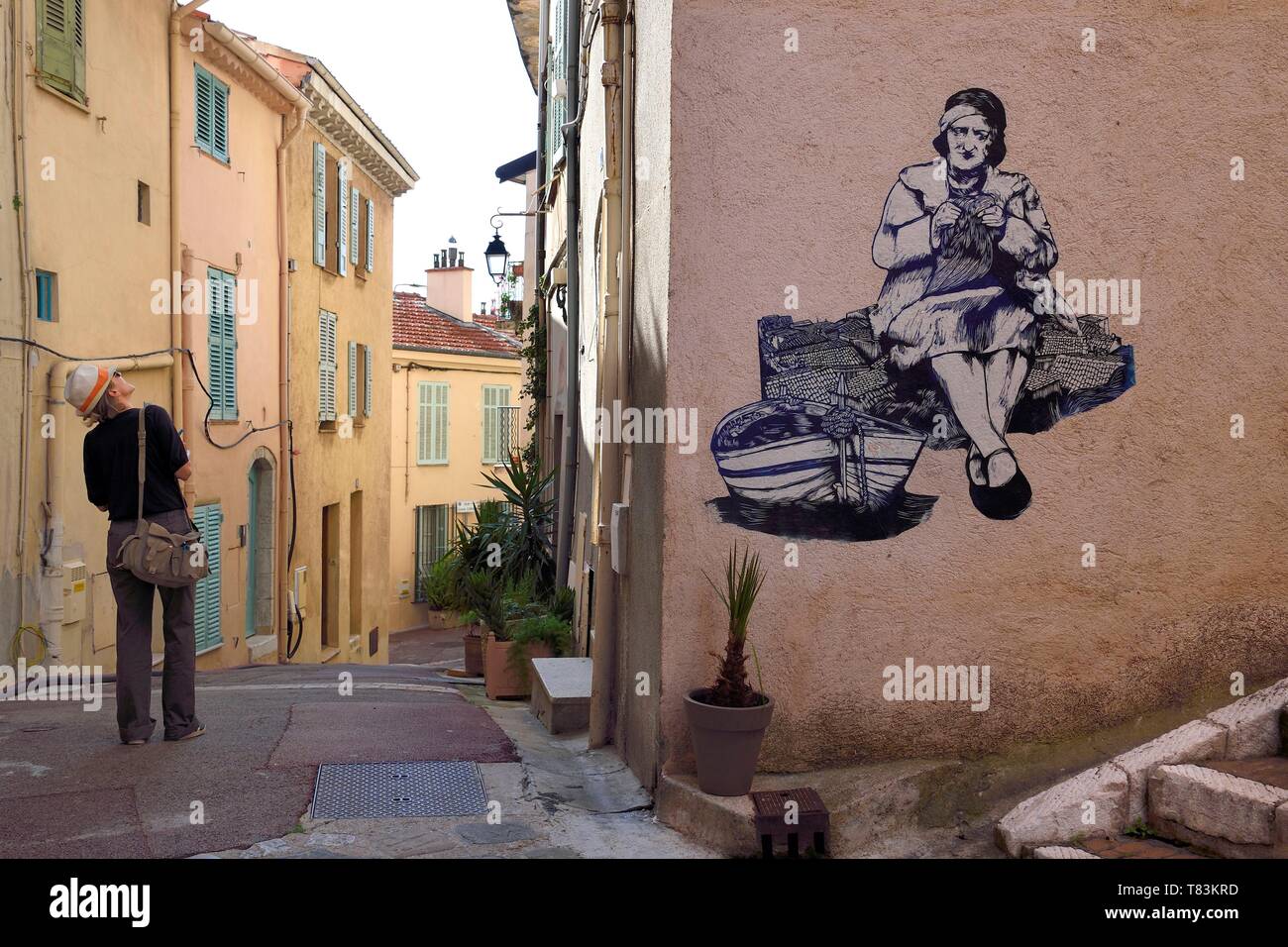 France, Alpes Maritimes, Cannes, la vieille ville du Suquet, Olivia Paroldi street art à l'angle rue Coste Corail et traverse de l'eglise Banque D'Images