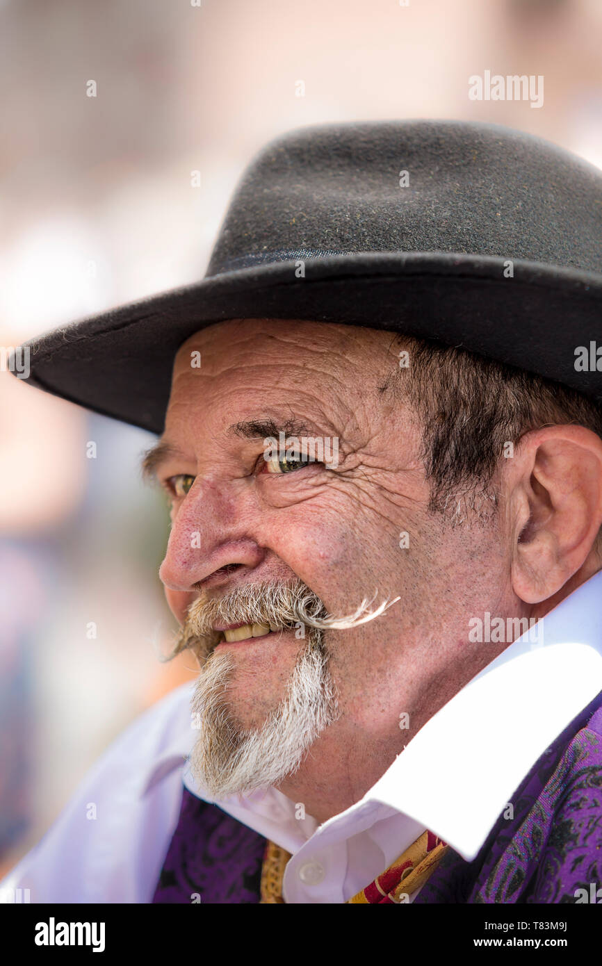 Close up portrait of man avec fantaisie, gris,moustache et barbe portant l'impression à l'trilby Black Country Museum 1940 cas de guerre, l'été 2018. Banque D'Images