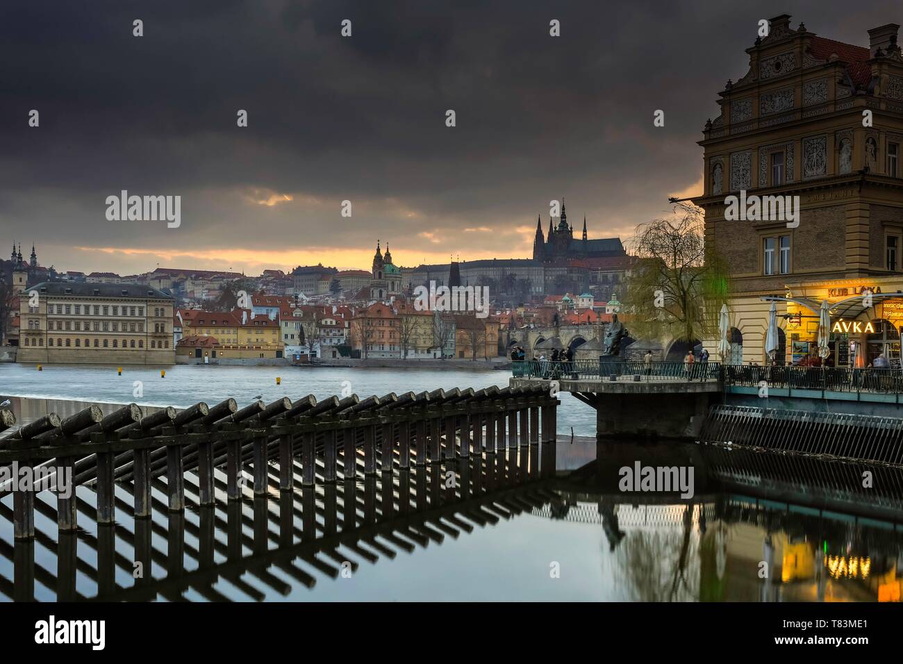 République tchèque, la Bohême, Prague, classé au Patrimoine Mondial par l'UNESCO, le pont Charles, la réflexion sur la rivière Vltava et vue sur le château de Prague au coucher du soleil Banque D'Images