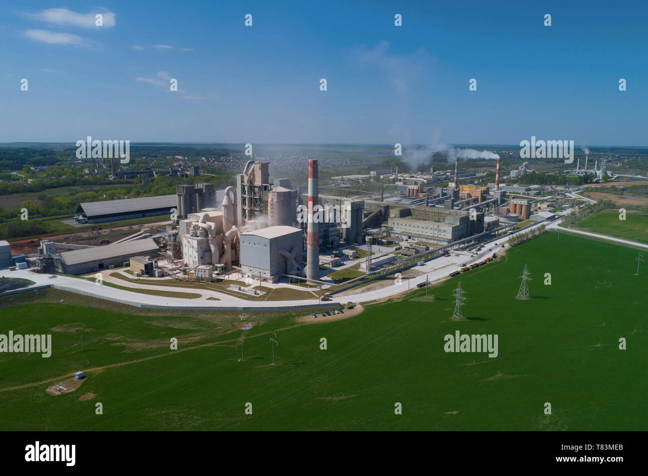 KRASNOSELSKII, Bélarus - 30 avril 2018 : Vue de l'usine de matériaux de construction Krasnosselski «Krasnoselskstroymaterialy» (aerial survey) Banque D'Images