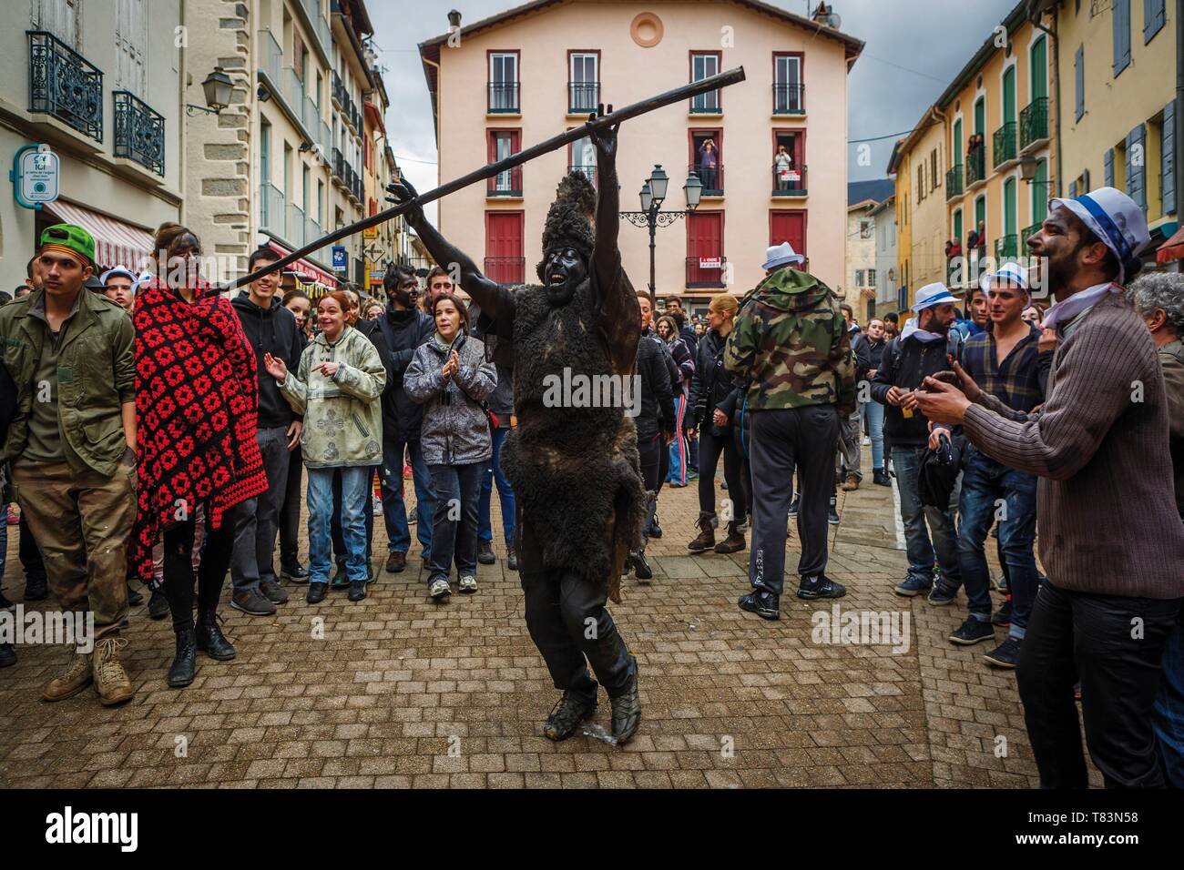 France, Pyrénées Orientales, Prats-de-Mollo, scène de la vie au cours de la fête de l'ours au carnaval Banque D'Images