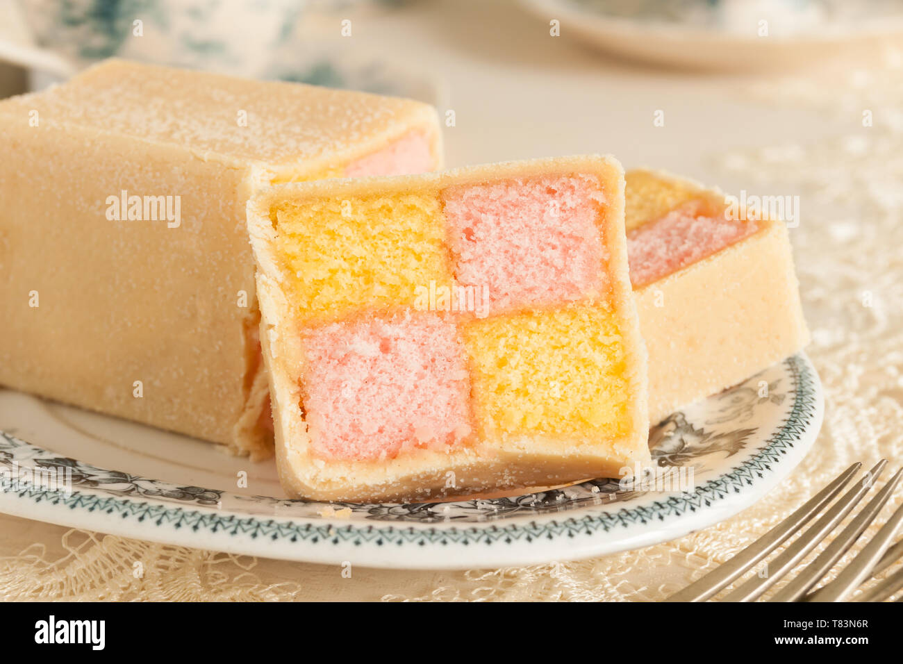 Battenberg cake ou Battenberg square avec une éponge jaune rose couverts chèques en massepain Banque D'Images