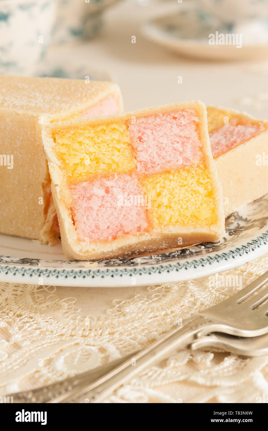 Battenberg cake ou Battenberg square avec une éponge jaune rose couverts chèques en massepain Banque D'Images