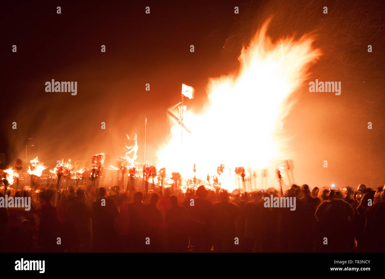 Up Helly Aa procession galley de brûler. Up Helly Aa est un viking fire festival unique à l'Îles Shetland, au nord de l'Écosse, au Royaume-Uni. Banque D'Images