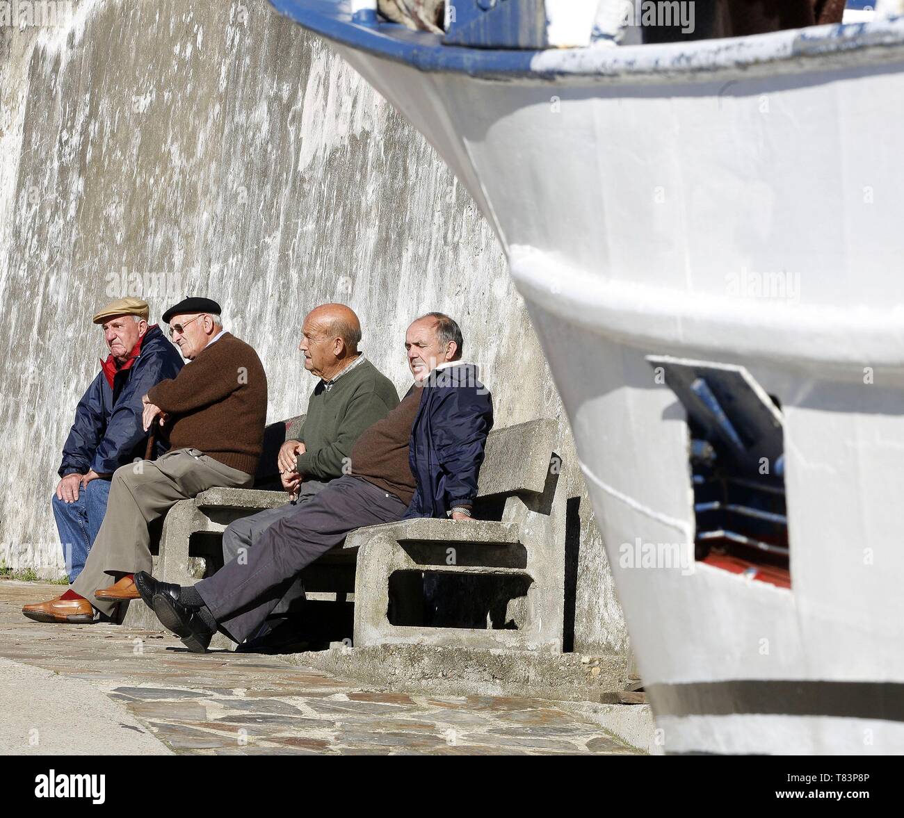 L'Espagne, les Asturies, Puerto-de-Vega, groupe de retraités sur le port Banque D'Images