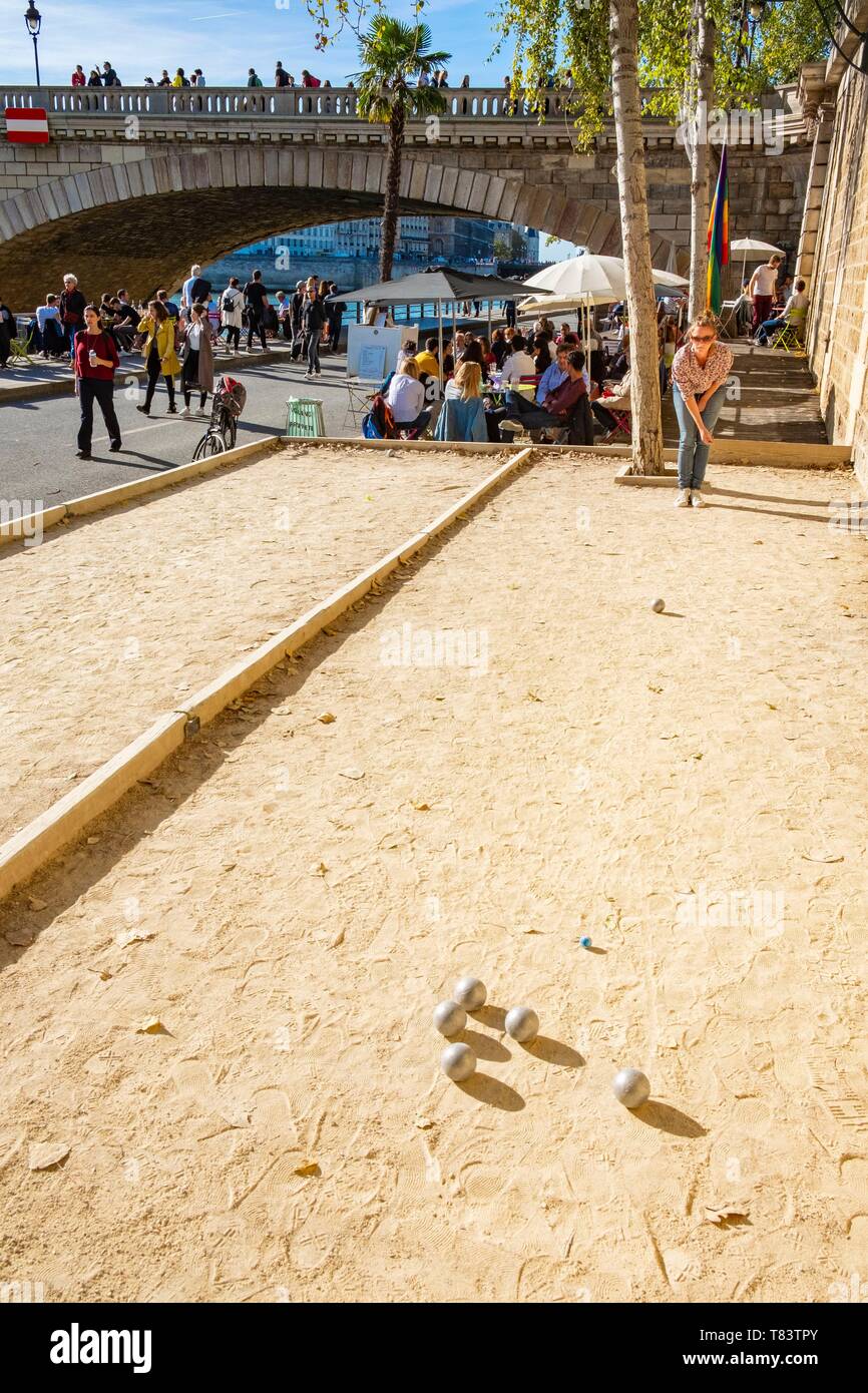 France, Paris, Parc des Rives de Seine, jeu de pétanque Banque D'Images