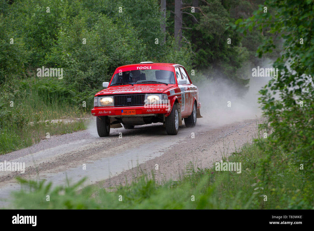 Le suédois Volvo voiture rallye sur un chemin de terre à pleine vitesse Banque D'Images