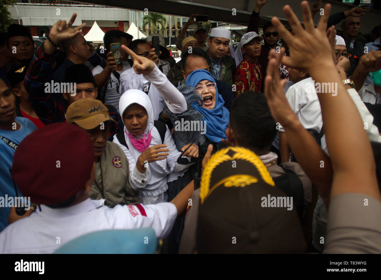 Une femme vu pointant son doigt lors de la manifestation. Les partisans de Prabowo Subianto candidat à l'élection présidentielle a démontré sur les résultats des élections frauduleuses qui ont été considérés comme devant le bâtiment de l'organe de contrôle des élections ou Bawaslu. Banque D'Images