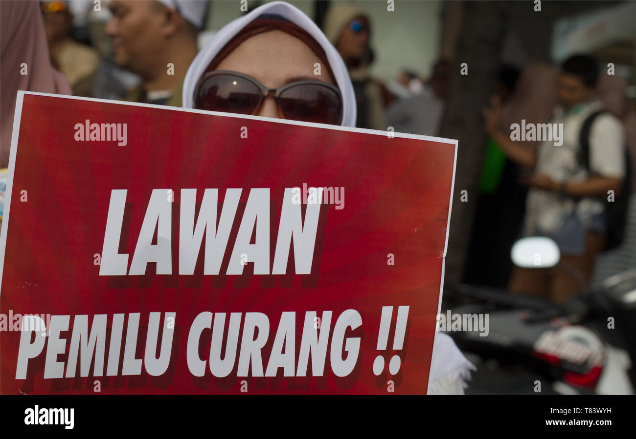 Une affiche qui dit Lawan vu lors de la manifestation. Les partisans de Prabowo Subianto candidat à l'élection présidentielle a démontré sur les résultats des élections frauduleuses qui ont été considérés comme devant le bâtiment de l'organe de contrôle des élections ou Bawaslu. Banque D'Images