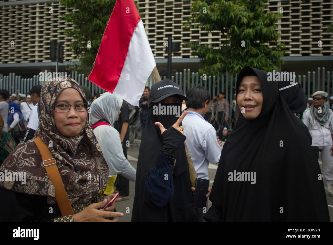 Les femmes vêtues de hidjab a vu lors de la manifestation. Les partisans de Prabowo Subianto candidat à l'élection présidentielle a démontré sur les résultats des élections frauduleuses qui ont été considérés comme devant le bâtiment de l'organe de contrôle des élections ou Bawaslu. Banque D'Images