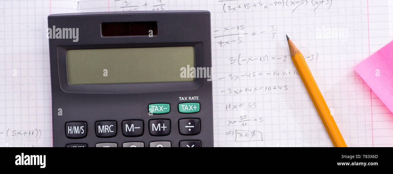 L'éducation et de la science concept. Calculatrice de poche, un crayon, une règle plus de feuille de papier avec des formules mathématiques. Banque D'Images