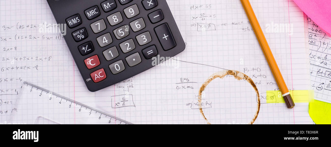 L'éducation et de la science concept. Calculatrice de poche, un crayon, une règle plus de feuille de papier avec des formules mathématiques. Banque D'Images