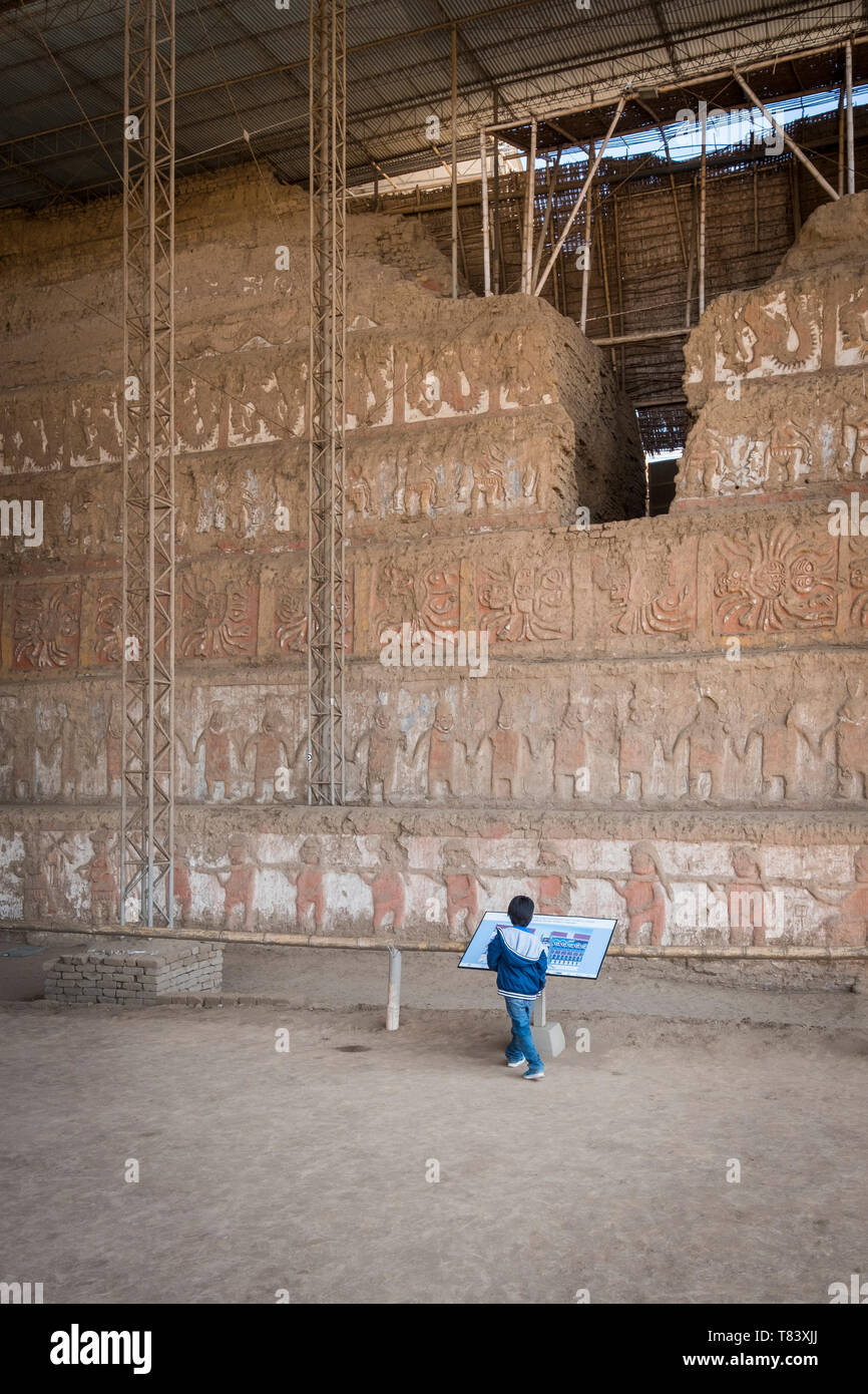 Garçon dans la Huaca de la lune à l'ancienne ville de Moche près de Trujillo au Pérou Banque D'Images