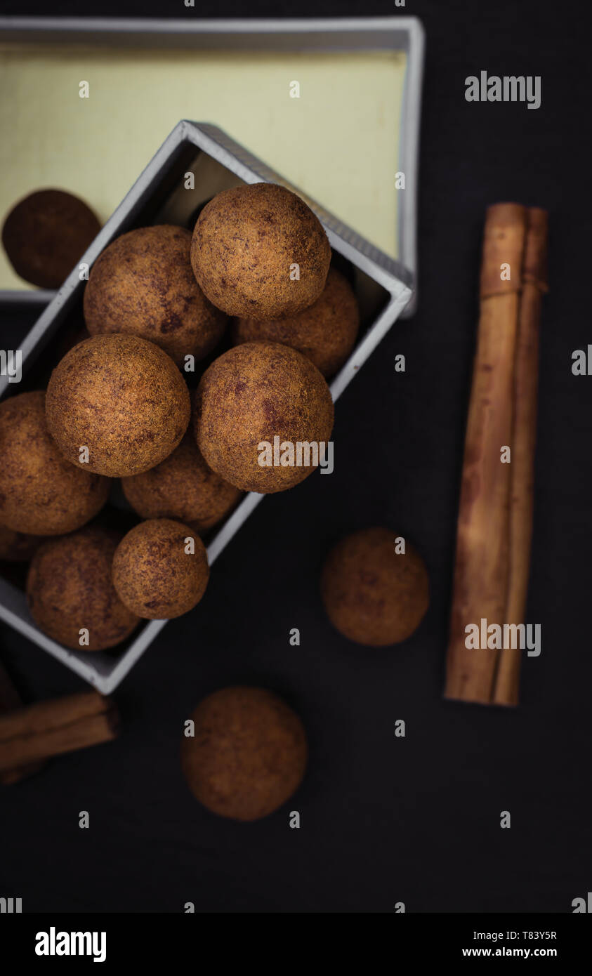 Boules de chocolat à la cannelle. La tentation de la nourriture. Un cadeau délicieux pour les amateurs de bonbons Banque D'Images