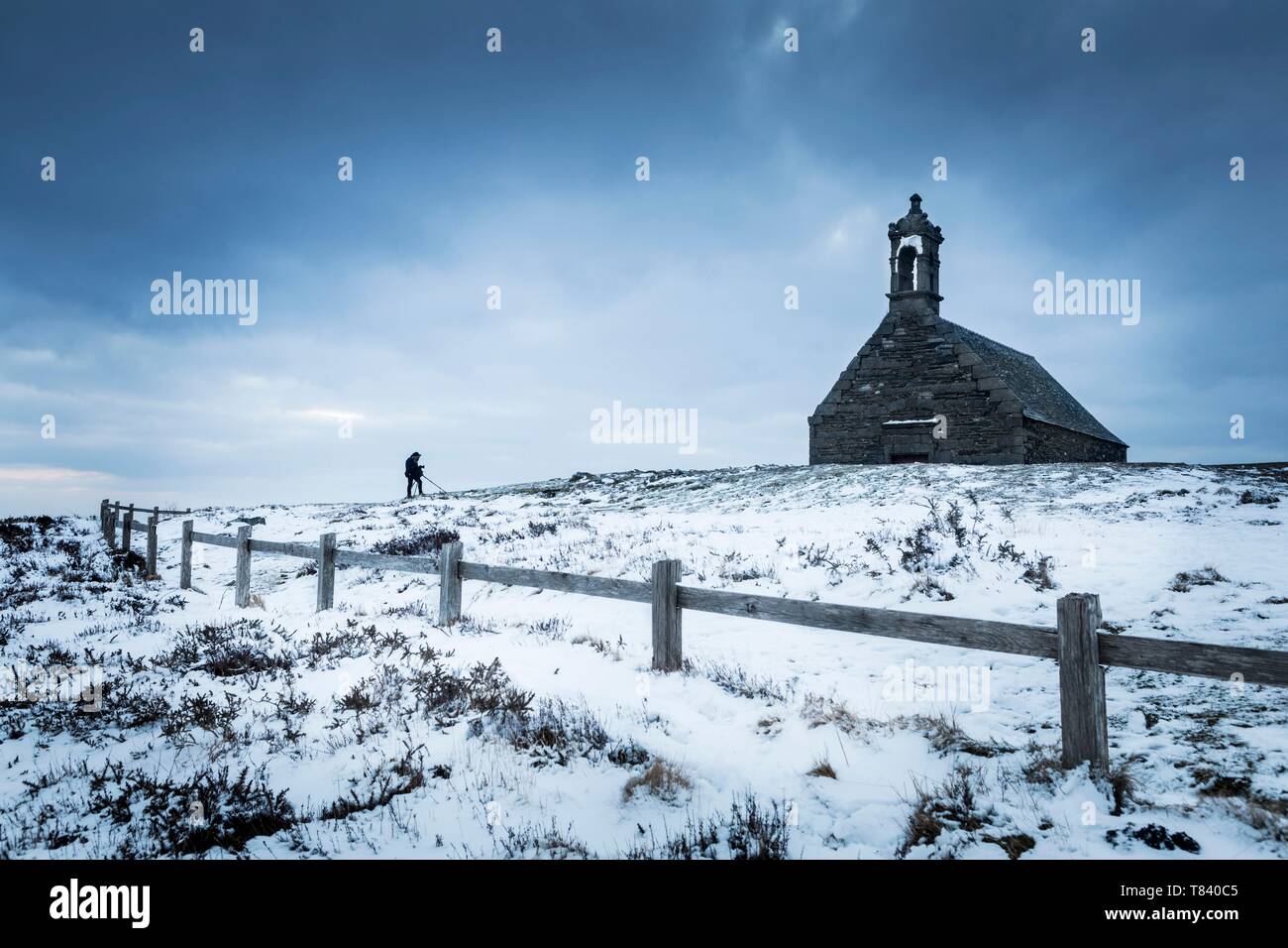La France Finistere Armoric Parc Naturel Regional Aree Pochettes Brasparts Mont Saint Michel Saint Michel Chapelle Sous La Neige Photo Stock Alamy