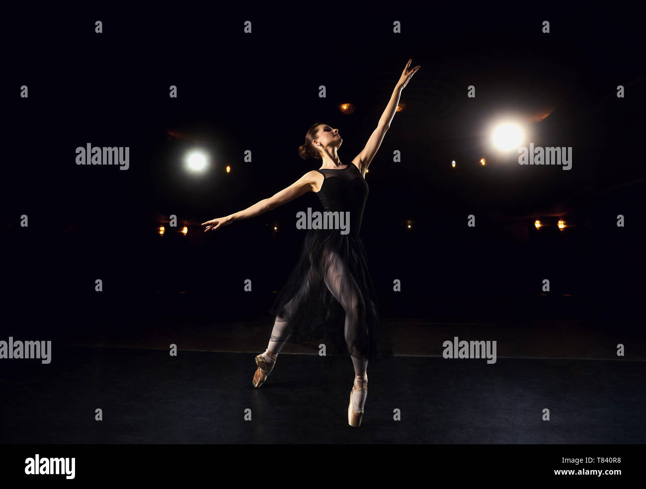Femme ballerine sur fond noir. Banque D'Images