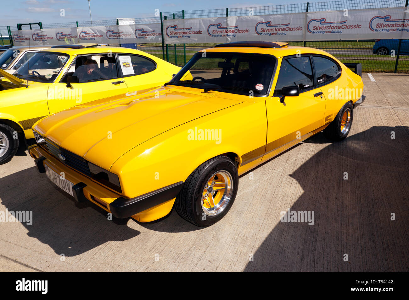 Les trois-quarts Vue de face d'un jaune , Ford Capri, une partie de la célébrations du 50e anniversaire de la Journée des médias classique Silverstone 2019 Banque D'Images